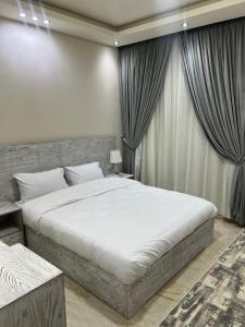 Postel nebo postele na pokoji v ubytování YARA- Luxury Apt- 3BR- New Cairo - B