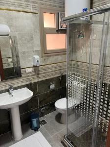 Koupelna v ubytování YARA- Luxury Apt- 3BR- New Cairo - B