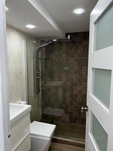 een badkamer met een douche, een toilet en een wastafel bij Yoa’s escape in San Juan