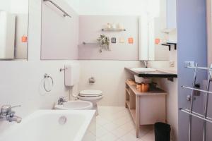 Baño blanco con aseo y lavamanos en Appartamento Flaminia - Affitti Brevi Italia, en Varese