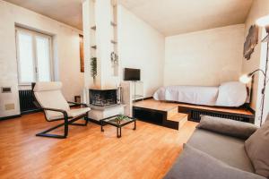 sala de estar con cama y chimenea en Appartamento Flaminia - Affitti Brevi Italia, en Varese