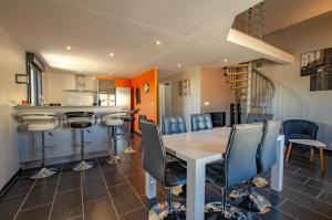 una cucina e una sala da pranzo con tavolo e sedie di Chez mimi a Plessis-Barbuise