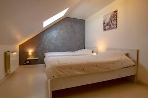 una camera con due letti e un soffitto spiovente di Chez mimi a Plessis-Barbuise