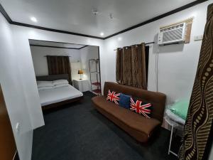 1 dormitorio pequeño con 1 cama y 1 sofá en Isla Fatima Private Resort, en Guagua
