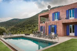 Luxurious Villa Nadoria, Ithaca Island في فاثي: منزل به مسبح بجبل