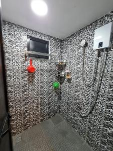 bagno con doccia e parete piastrellata di Isla Fatima Private Resort a Guagua