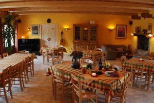 une chambre avec des tables et des chaises et un salon dans l'établissement Agriturismo Fattoria Walden, à Ficulle
