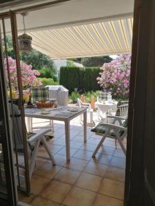 una mesa y sillas bajo una sombrilla en un patio en Casa Can Emilia, en Tossa de Mar