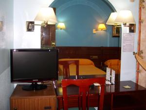 TV a/nebo společenská místnost v ubytování Hostal Centro Sol Madrid + 12 fotografií