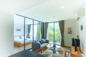 Mountain View Retreat at Khaoyai في Ban Huai Sok Noi: غرفة معيشة مع سرير وأريكة وطاولة