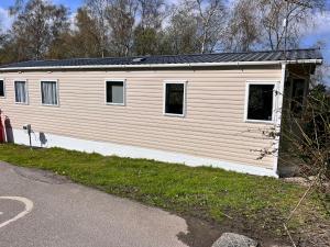 Casa blanca grande con ventanas en una calle en Beauport Holiday Park en Hastings