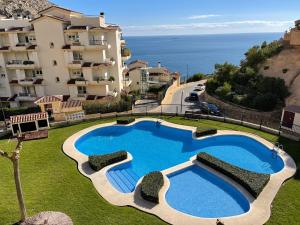 una piscina frente a un edificio en Ocean Mascarat, en Altea