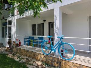 a blue bike parked on the side of a house at Vilele Bianca in 2 Mai