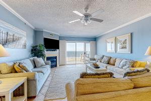 uma sala de estar com 2 sofás e uma ventoinha de tecto em Oceans Pointe 402 em Ocean City