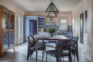 Luxurious Villa Nadoria, Ithaca Island في فاثي: غرفة طعام بها طاولة وكراسي