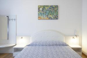 A bed or beds in a room at Hotel Amalfi