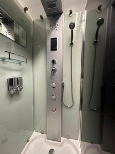 ein Bad mit einer Dusche und einem Waschbecken in der Unterkunft Pension Bavaria Immobilien in Nürnberg