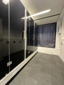 um quarto vazio com portas de vidro e piso de azulejo em Pension Bavaria Immobilien em Nurembergue