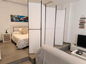 Posteľ alebo postele v izbe v ubytovaní Apartamento Alhucemas Playa