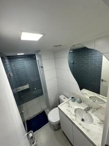 Ein Badezimmer in der Unterkunft SUNNY HALL, FLAT COM TRÊS QUARTOS