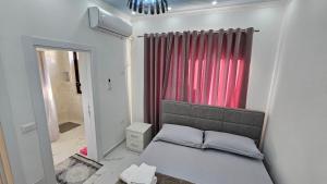 1 dormitorio con cama y cortina roja en CASA VACANZE, en Široka