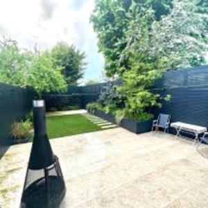 eine Flasche Wein auf einer Terrasse in der Unterkunft Inviting 4-Bed House in Finchley London in Hendon