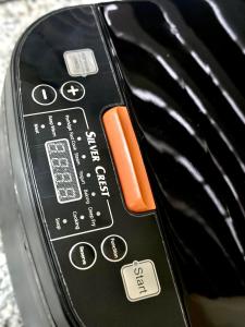 fermeture d'une télécommande avec un bouton orange dans l'établissement F.A.M Homes, à Dar es Salaam