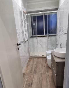 y baño con ducha, aseo y lavamanos. en Appartamento Caracas en Roma