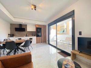 a kitchen and living room with a table and chairs at Paseo De La Playa in Torrevieja