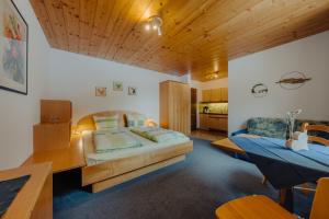 Un dormitorio con una cama y una mesa. en Haus Platina, en Sankt Gallenkirch