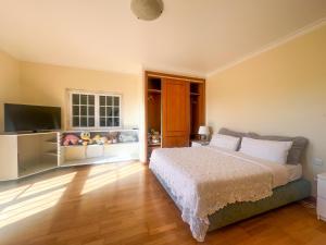 Tempat tidur dalam kamar di Sunset Dourado Villa