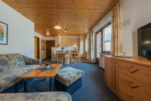 ein Wohnzimmer mit einem Sofa und einem Tisch in der Unterkunft Haus Platina in Sankt Gallenkirch