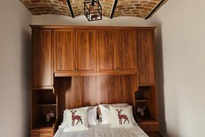 a bedroom with a wooden headboard with pillows on a bed at la casa nella roccia in Scontrone