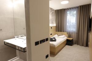 Postel nebo postele na pokoji v ubytování FLORAMARE HEALTH RESORT