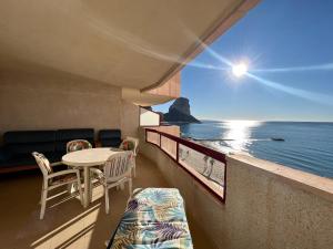 balkon ze stołem i krzesłami i widokiem na ocean w obiekcie Amazing sea views Amatista 10 w mieście Calpe