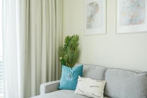 Area soggiorno di Bright Apartment With Panoramic CityScape Views