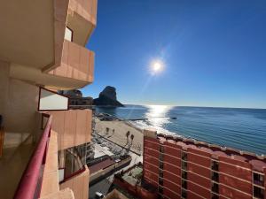 widok na plażę z balkonu budynku w obiekcie Amazing sea views Amatista 10 w mieście Calpe
