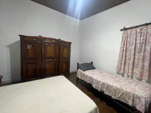 1 dormitorio con 2 camas y armario de madera en Casa Céntrica en Gualeguaychú, Pagos en USD en Gualeguaychú