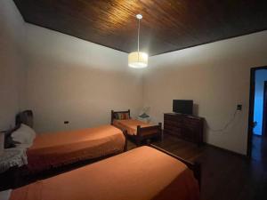Habitación de hotel con 2 camas y TV en Casa Céntrica en Gualeguaychú, Pagos en USD en Gualeguaychú