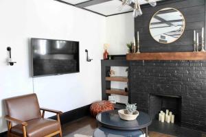 TV a/nebo společenská místnost v ubytování Cozy Atl Getaway - 5 Min From Airport & Downtown