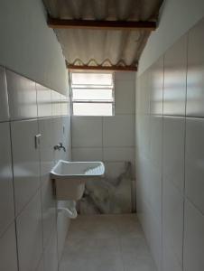 Uma casa de banho em Aluguel Casa Diária Guarujá Ótima Localização com Garagem