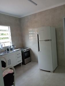 A cozinha ou kitchenette de Aluguel Casa Diária Guarujá Ótima Localização com Garagem