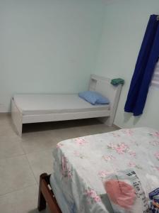 Uma cama ou camas num quarto em Aluguel Casa Diária Guarujá Ótima Localização com Garagem