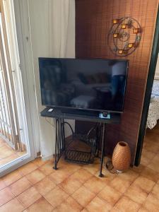 TV de pantalla plana grande sentada en una mesa en Casa Can Emilia, en Tossa de Mar