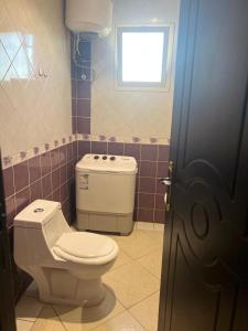 uma casa de banho com um WC e uma janela em ديم نجد للشقق المفروشة em Riade