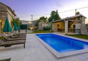 Bazén v ubytování Villa Hisina near Porec for 6 people with private swimming pool nebo v jeho okolí