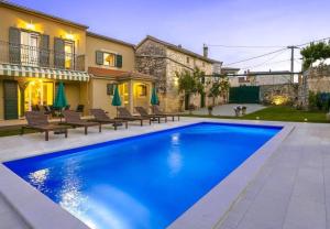 Bazén v ubytování Villa Hisina near Porec for 6 people with private swimming pool nebo v jeho okolí + 37 fotografií