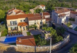 een luchtzicht op een huis met een zwembad bij Villa Hisina near Poreč for 8 people with private swimming pool in Baderna