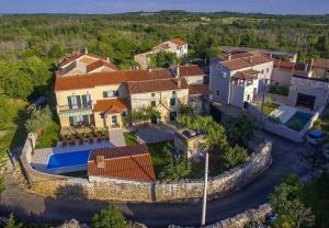 een luchtzicht op een huis met een zwembad bij Villa Hisina near Poreč for 8 people with private swimming pool in Baderna