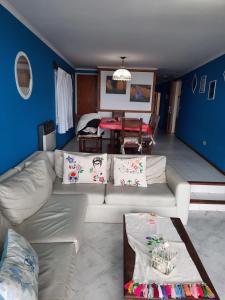 sala de estar con sofá y mesa en Silenios 24, enfrente al mar, 5 cuadras del centro en Pinamar